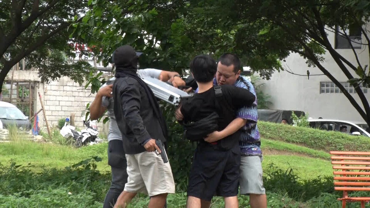 モグライダーともしげがフィリピンで400万円を強奪されるドッキリ