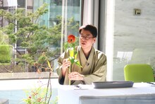 花を生ける男性ブランコ浦井。(c)関西テレビ