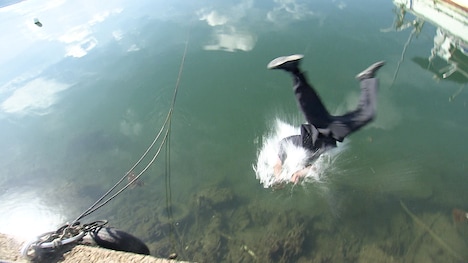 海に落ちるGAGひろゆき。(c)ABCテレビ