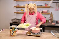 「ZAZYの仲良くなる鍋 ～3段階味変、ごま豆乳鍋～」を作るZAZY。