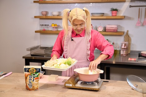 「ZAZYの仲良くなる鍋 ～3段階味変、ごま豆乳鍋～」を作るZAZY。