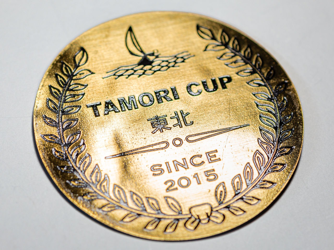 トロフィ台座にある優勝者プレートに落札者の名前を印字する。