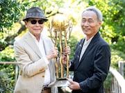 タモリとトロフィ制作者である彫刻家・望月菊磨。