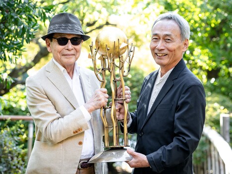 タモリとトロフィ制作者である彫刻家・望月菊磨。