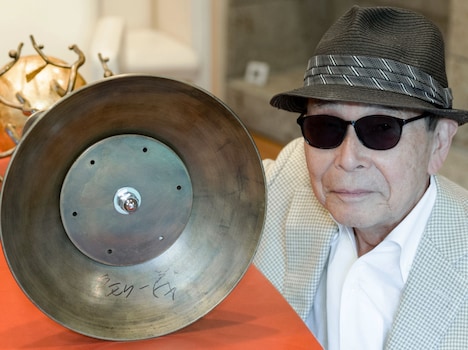 台座裏部分には「タモリ一義」のサイン入り。