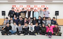 特別授業を展開したサルゴリラと受講生たち。（写真提供：吉本興業）