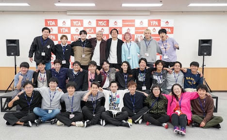 特別授業を展開したサルゴリラと受講生たち。（写真提供：吉本興業）