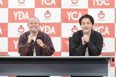 特別授業を展開するサルゴリラ。（写真提供：吉本興業）