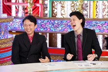 左から有吉弘行、霜降り明星・粗品。(c)テレビ東京