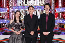 左から山本舞香、有吉弘行、霜降り明星・粗品。(c)テレビ東京