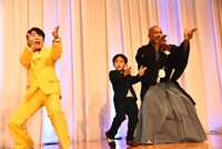 「アレックス・ラミレス野球殿堂入りを祝う会」で「ゲッツ」を披露するダンディ坂野とアレックス・ラミレス。