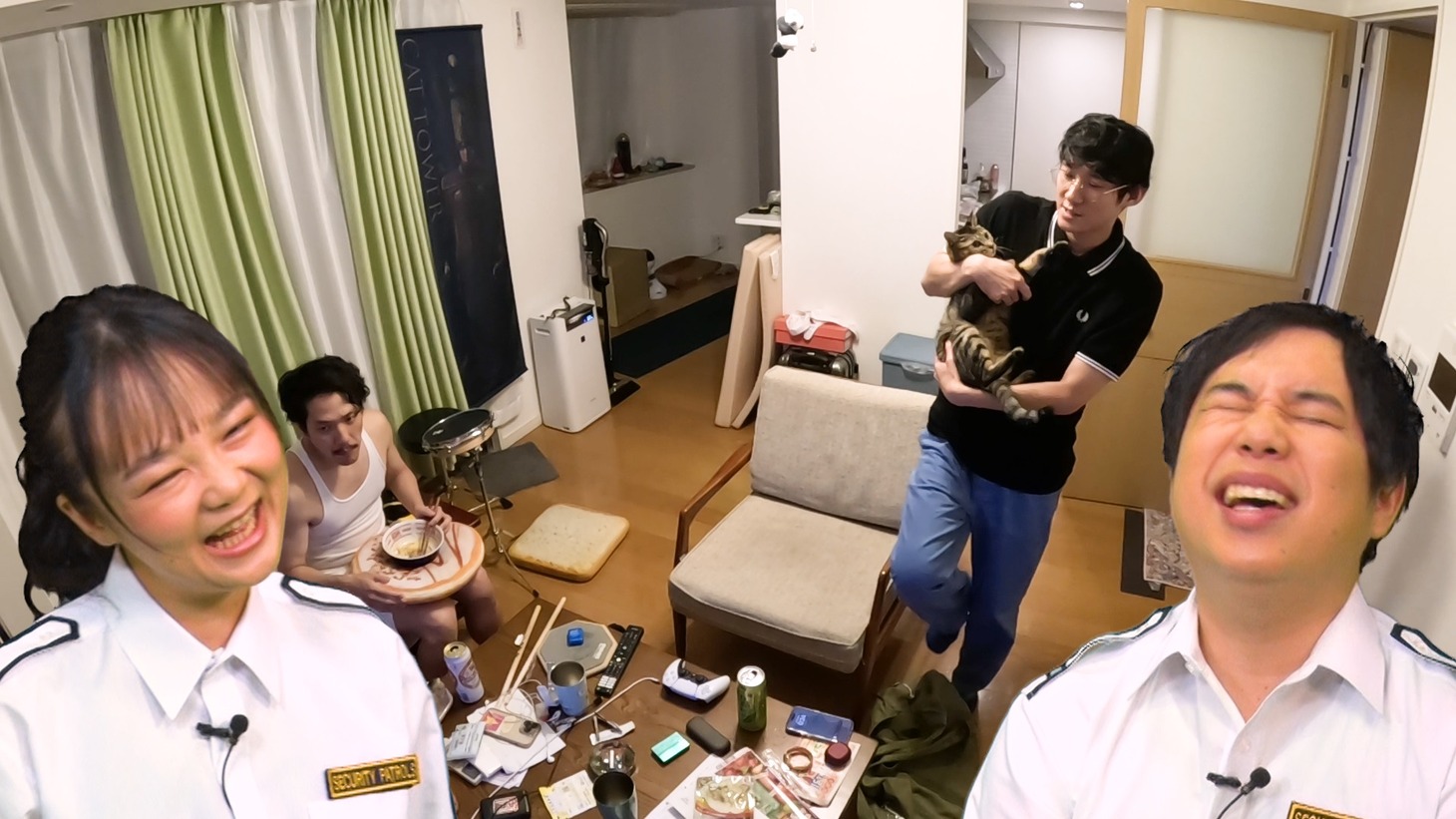 ロングコートダディ堂前とシカゴ実業・山本プロ野球、愛猫ハフの同居生活を、蛙亭イワクラと霜降り明星せいやがモニタリングする「イワクラせいや警備保障」のワンシーン。(c)テレビ朝日