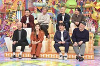 「アメトーーク！」に「意外に仲いい芸人」として出演する（前列左から）バイきんぐ小峠＆ヒコロヒー、ずん飯尾＆野性爆弾くっきー！、（後列左から）とろサーモン久保田＆スピードワゴン小沢、みなみかわ＆相席スタート山添。(c)テレビ朝日