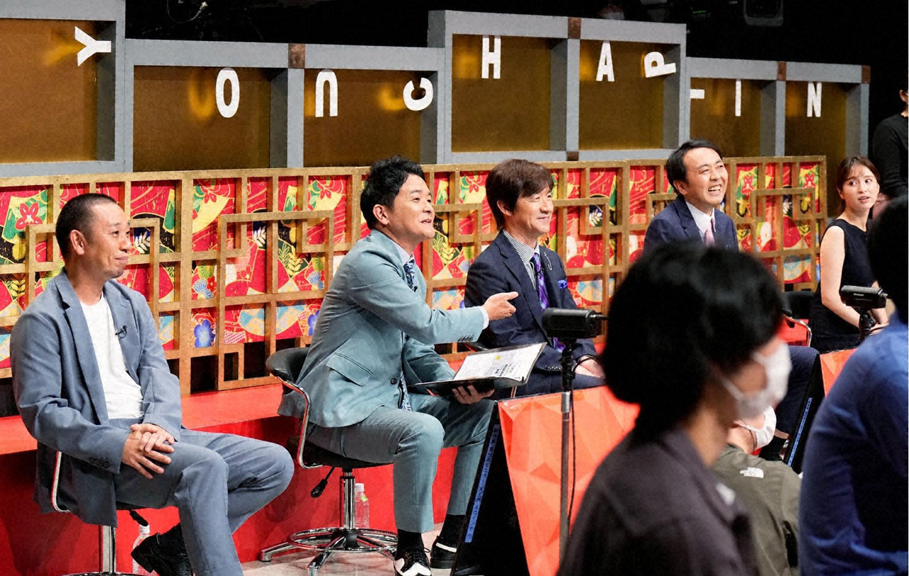 ネタを鑑賞するMC陣。