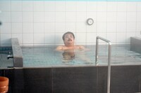 空気階段・鈴木もぐら演じる加茂原健介。(c)日本テレビ