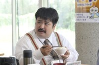 空気階段・鈴木もぐら演じる加茂原健介。(c)日本テレビ