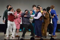 どんぐりたけしがYes!アキトをいじった発言を発端に、揉み合いになる芸人たち。