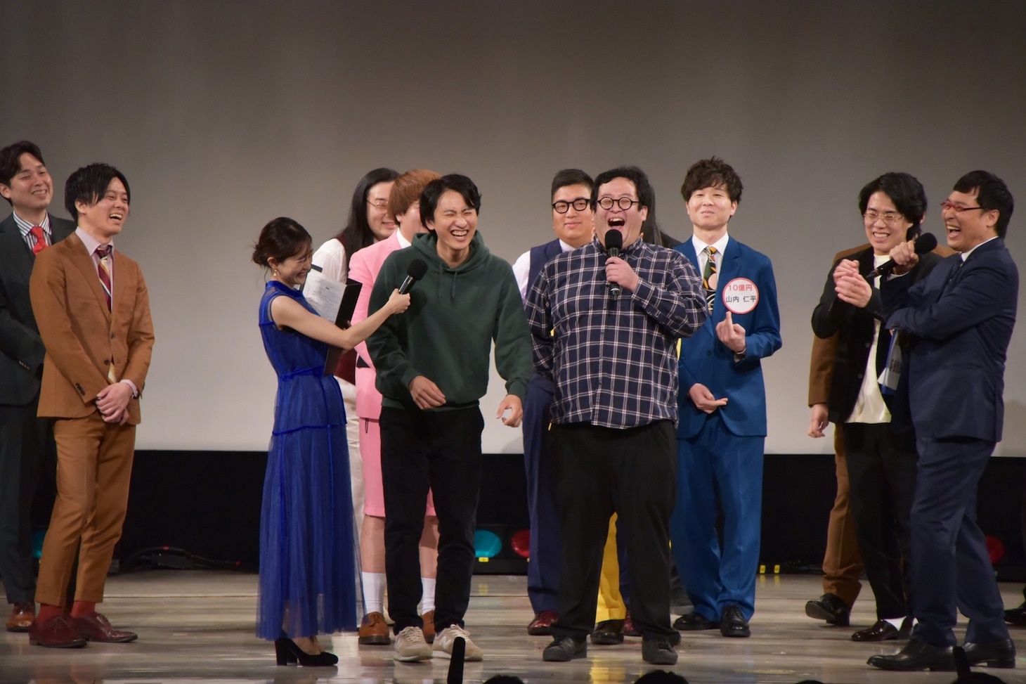 所属事務所の先輩、ウエストランド井口に「粘着されている」と訴える春とヒコーキ（中央）。