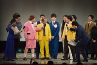 蛍光色の衣装同士で言い合いになる芸人たち。