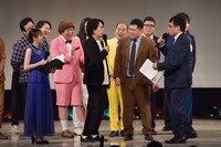 南海キャンディーズ山里に向けて「山里さんは華がある」と力説する令和ロマン・高比良くるま。