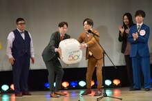 「マイナビ賞」の賞金を決めるべく、コンビ揃ってサイコロを転がすストレッチーズ。この前に福島が一度たっぷり時間を取ってサイコロを投げたものの無効となっていた。