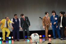 賞金を決めるサイコロの目で、もっとも低い金額「5万円」のドクロマークを出したストレッチーズと、その結果を喜ぶ芸人たち。