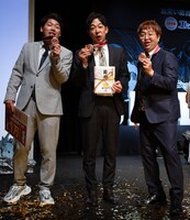 銅メダルのそうは言っても手さげボーイズ。(c)QAB