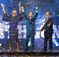 優勝した松竹梅。左から、ひが、新本、上原。(c)QAB