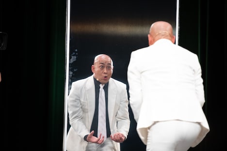 鏡に映った自分にブチギレる錦鯉・長谷川。