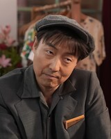 みのすけ演じるゴシップ雑誌記者・鮫島。(c)NHK