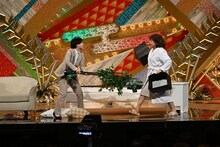 決勝でネタを披露する天才ピアニスト。(c)NHK