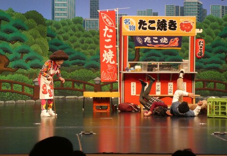 「第9回上海国際コメディフェスティバル」で上演された吉本新喜劇の様子。(写真提供:吉本興業)