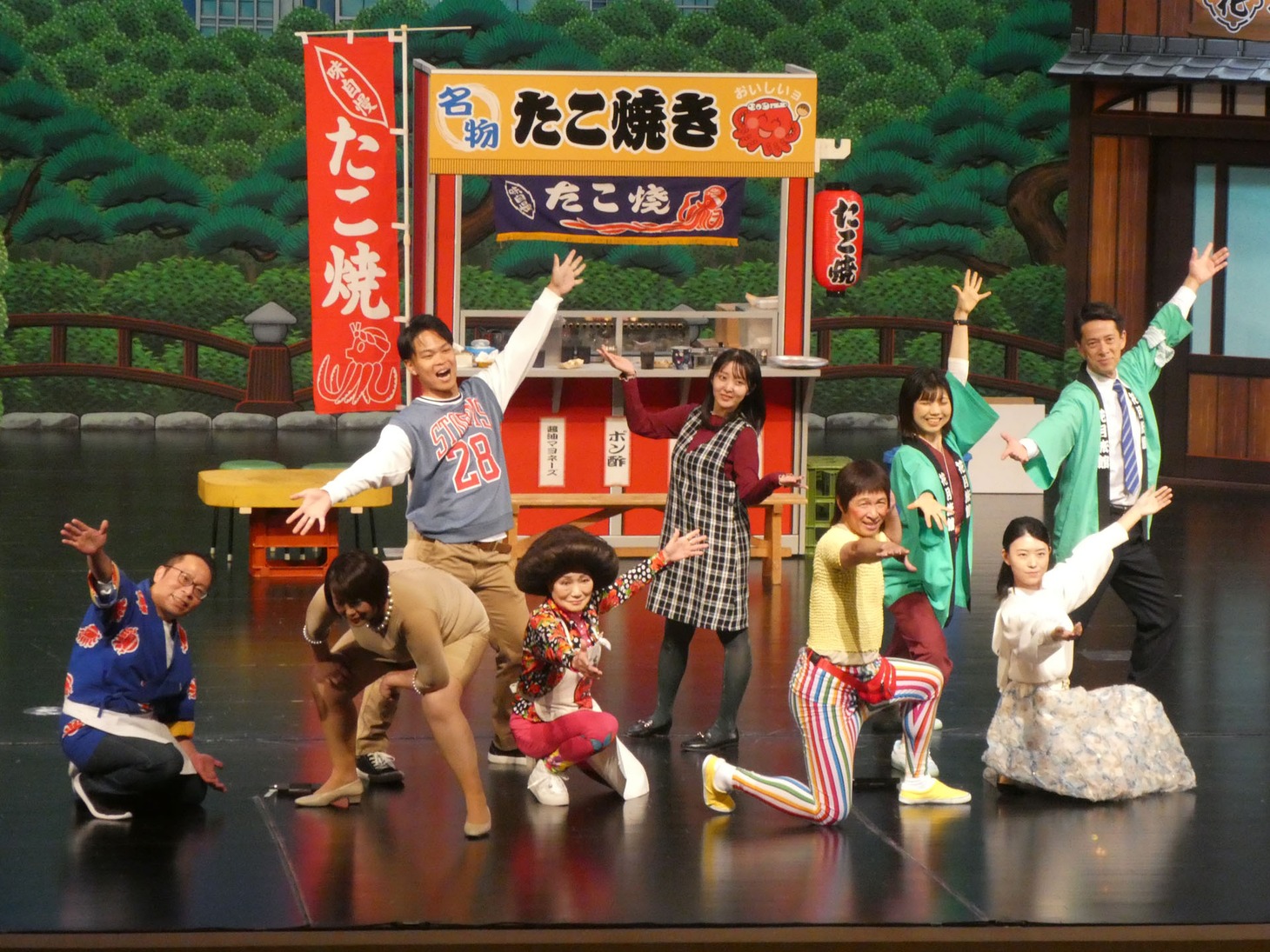 「第9回上海国際コメディフェスティバル」で上演された吉本新喜劇の様子。（写真提供：吉本興業）