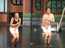 「第9回上海国際コメディフェスティバル」で上演された吉本新喜劇の様子。（写真提供：吉本興業）