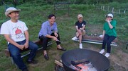 キャンプ場でキャンパーたちと相席するアルコ＆ピース平子（左から2人目）。(c)ABCテレビ