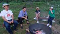 キャンプ場でキャンパーたちと相席するアルコ＆ピース平子（左から2人目）。(c)ABCテレビ