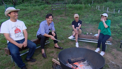 キャンプ場でキャンパーたちと相席するアルコ＆ピース平子（左から2人目）。(c)ABCテレビ