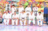 「アメトーーク！」に出演する「空手やってた芸人」の（前列左から）ブラックマヨネーズ小杉、ケンドーコバヤシ、アンガールズ田中、ニューヨーク、（後列左から）囲碁将棋、男性ブランコ浦井、やさしいズ・タイ。(c)テレビ朝日