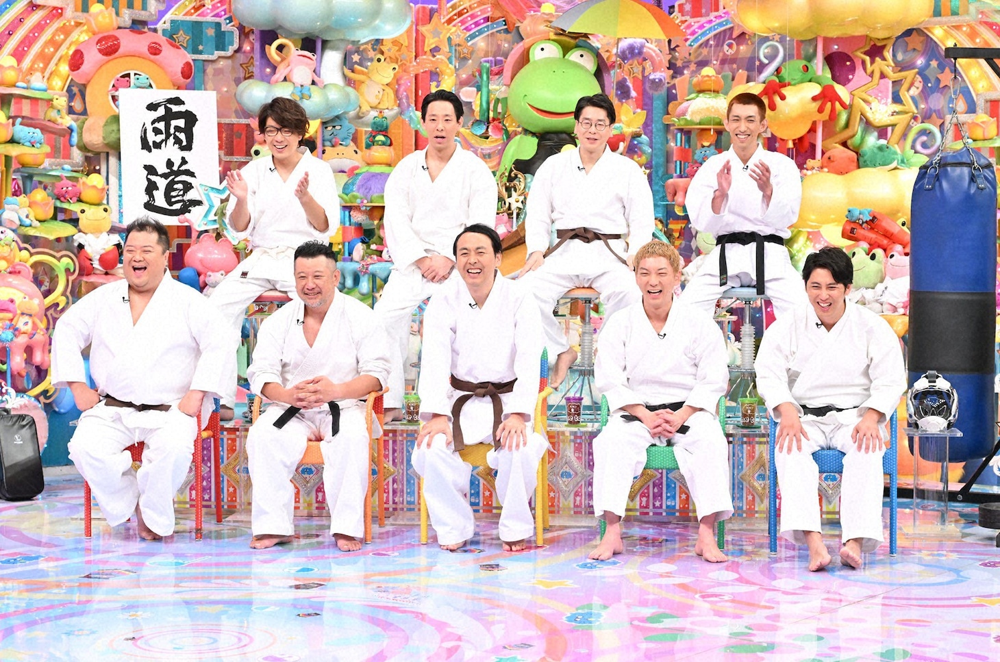 「アメトーーク！」に出演する「空手やってた芸人」の（前列左から）ブラックマヨネーズ小杉、ケンドーコバヤシ、アンガールズ田中、ニューヨーク、（後列左から）囲碁将棋、男性ブランコ浦井、やさしいズ・タイ。(c)テレビ朝日