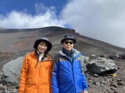 「タモリステーション」で富士山に登るタモリと安藤萌々アナ。(c)テレビ朝日