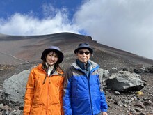 「タモリステーション」で富士山に登るタモリと安藤萌々アナ。(c)テレビ朝日