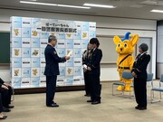 ぱーてぃーちゃんの1日警察署長委嘱式の様子。