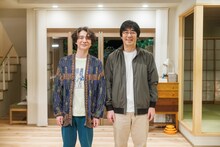 左から吉岡秀隆、東京03豊本。(c)日本テレビ