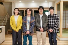 左から小池栄子、吉岡秀隆、東京03豊本、作間龍斗。(c)日本テレビ