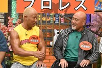 左から本間朋晃、武藤敬司。(c)読売テレビ