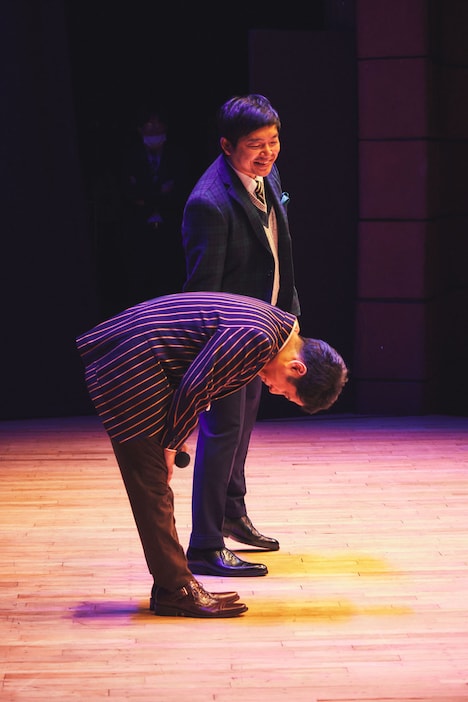 初日のエンディング、コント師の単独ライブかのように深く長いお辞儀をするウエストランド井口。(写真提供:タイタン)