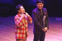 「M-1グランプリ2022」優勝時に涙を流した河本をまだイジっている井口。（写真提供：タイタン）