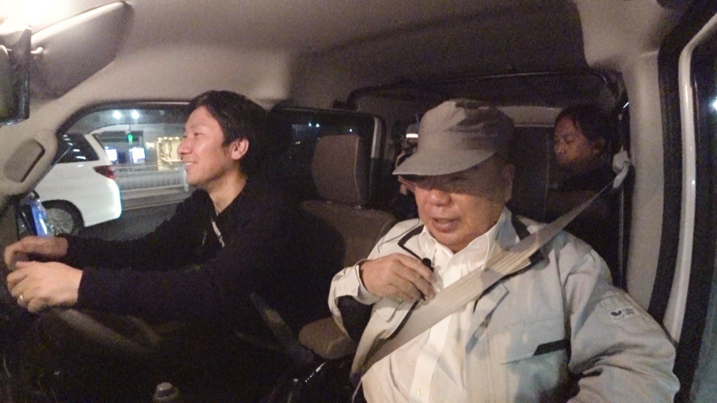 尾行中の出川哲朗。(c)フジテレビ