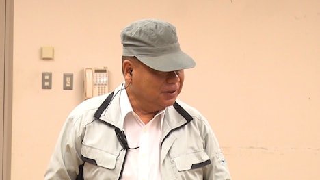 変装する出川哲朗。(c)フジテレビ