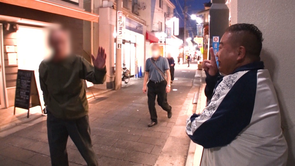 尾行の練習中、すぐ街の人に見つかってしまう出川哲朗。(c)フジテレビ